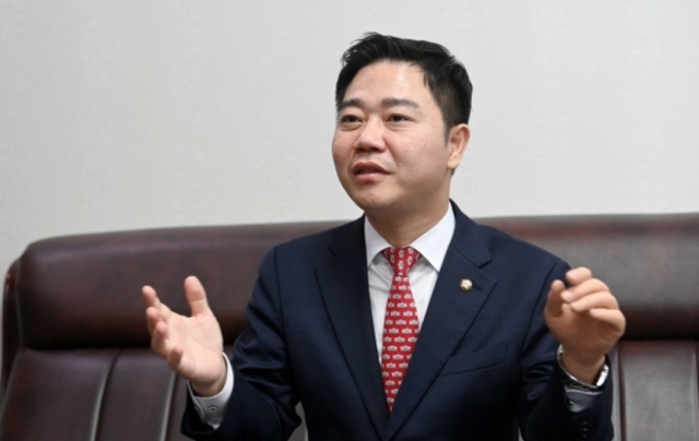 지성호 국민의힘 의원이 24일 서울 여의도 국회의원회관에서 통일선교와 탈북민 정책 등에 대해 이야기를 하고 있다.