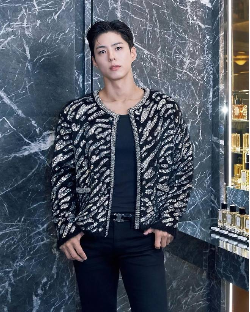 박보검은 특히 블랙 앤 실버 트위드 재킷을 착용했다. 사진=박보검 SNS