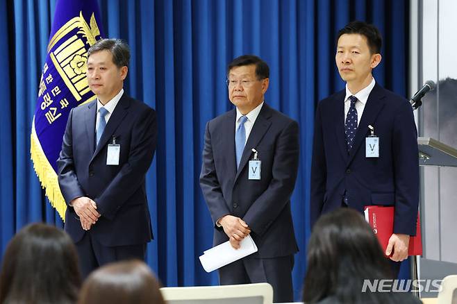[서울=뉴시스] 전신 기자 = 초대 우주항공청장에 내정된 윤영빈(왼쪽부터) 서울대 항공우주공학과 교수, 임무본부장으로 내정된 존 리 전 나사 본부장, 차장으로 내정된 노경원 과기정통부 연구개발정책실장이 24일 서울 용산 대통령실 청사에서 열린 인사발표에 참석해 있다. 2024.04.24. photo1006@newsis.com
