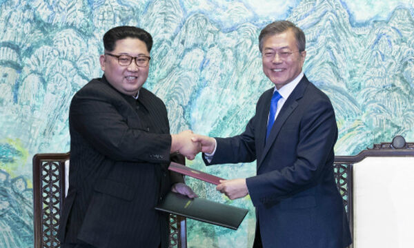 지난 2018년 4월 27일 당시 문재인 대통령과 김정은 북한 국무위원장이 판문점 평화의 집 앞에서 판문점 선언을 발표한 뒤 악수하고 있다.