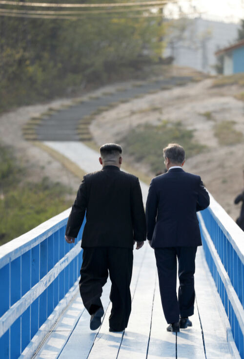 지난 2018년 4월 27일 당시 문재인 대통령과 북한 김정은 국무위원장이 판문점 도보다리에서 산책하며 대화하고 있다. 한국공동사진기자단