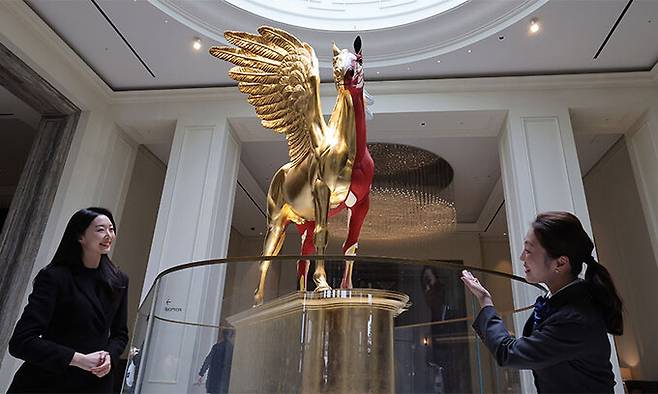 그리스 신화 속 날개 달린 말인 페가수스를 조형물로 재현한 골든 레전드.