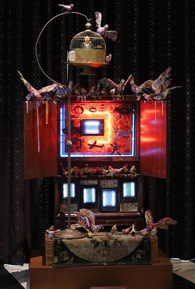 백남준 작가의 히치콕드가 전시되어 있다.