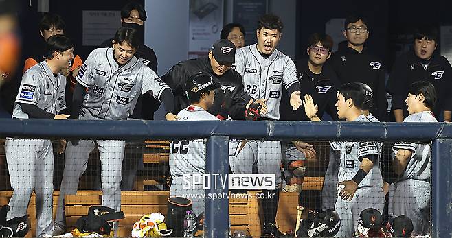 ▲ 한화 선수들이 더그아웃에서 득점을 올린 뒤 기뻐하고 있다. ⓒ곽혜미 기자