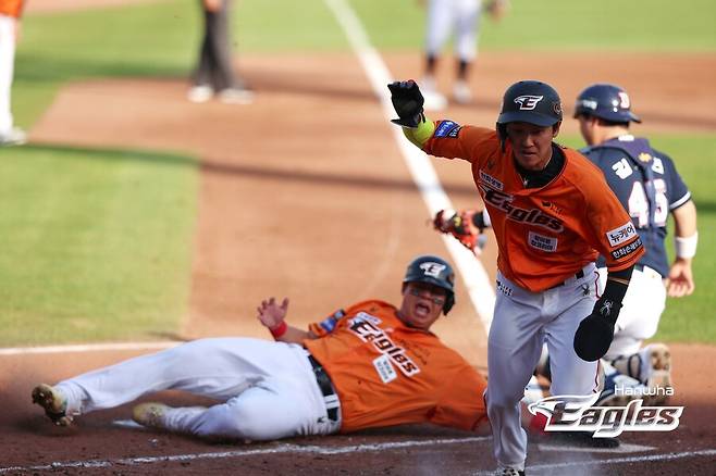 ▲ 한화 이글스 노시환과 황영묵은 이날 맹타를 휘두른 승리의 주역들이다. ⓒ 한화 이글스