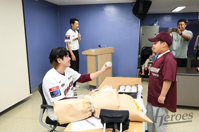 키움 히어로즈 외야수 이형종. 4월 27일 고척 스카이돔을 찾아 팬사인회를 진행했다. 지난 4월 25일 왼쪽 발등 수술을 받고 재활 중이라 거동이 쉽지 않은 상황에서도 팬들과 약속을 지키기 위해 고척 스카이돔을 방문했다. 사진 키움 히어로즈