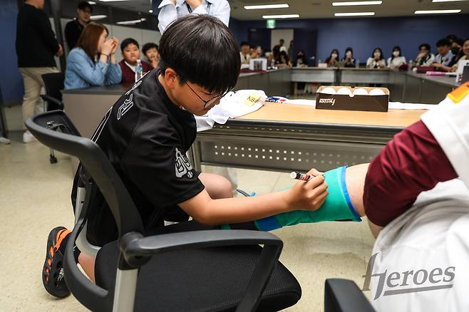 키움 히어로즈 외야수 이형종의 열혈팬 최장성 군이 4월 27일 서울 고척스카이돔을 찾은 이형종의 쾌유를 기원하는 메시지를 적고 있다. 사진 키움 히어로즈