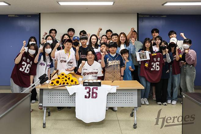 키움 히어로즈 외야수 이형종. 4월 27일 고척 스카이돔을 찾아 팬사인회를 진행했다. 지난 4월 25일 왼쪽 발등 수술을 받고 재활 중이라 거동이 쉽지 않은 상황에서도 팬들과 약속을 지키기 위해 고척 스카이돔을 방문했다. 사진 키움 히어로즈