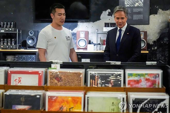 귀국 도중 레코드 가게 들른 블링컨 [AFP 연합뉴스]