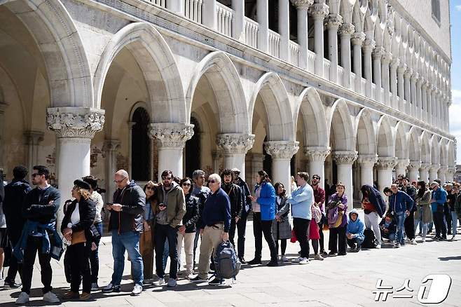 이탈리아 베네치아 산 마르코 대성당에 들어가기 위해 줄 선 관광객들 ⓒ AFP=뉴스1