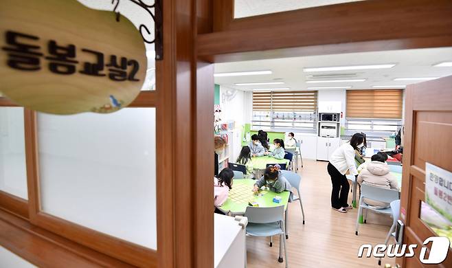 서울 한 초등학교 돌봄교실에서 수업하는 모습. /뉴스1 ⓒ News1 이승배 기자