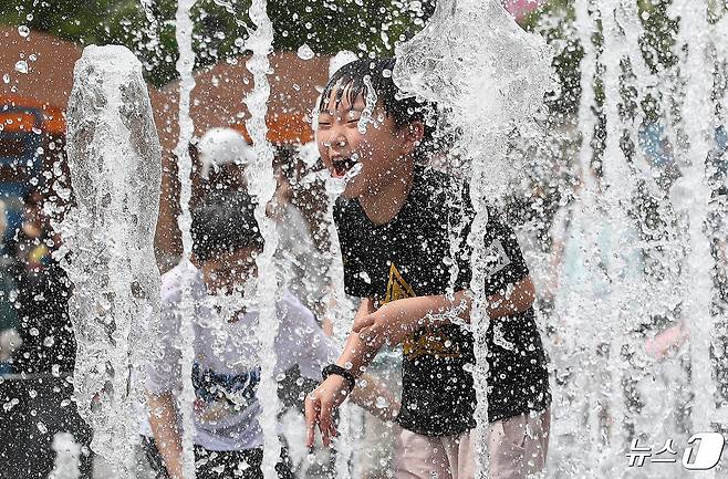 낮 최고기온이 29도까지 오르며 초여름 날씨를 보인 28일 서울 광화문광장 분수대에서 어린이들이 물놀이를 즐기며 더위를 식히고 있다. 2024.4.28/뉴스1 ⓒ News1 임세영 기자