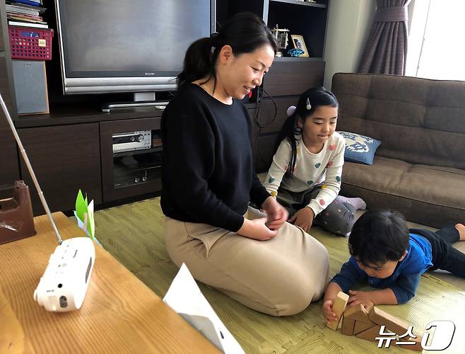 일본 사가미히라시에 거주하는 사와 준코씨와 두 자녀가 집에서 라디오 방송을 들으며 놀고 있다. 2020.03.12/ ⓒ 로이터=뉴스1 ⓒ News1 권진영 기자