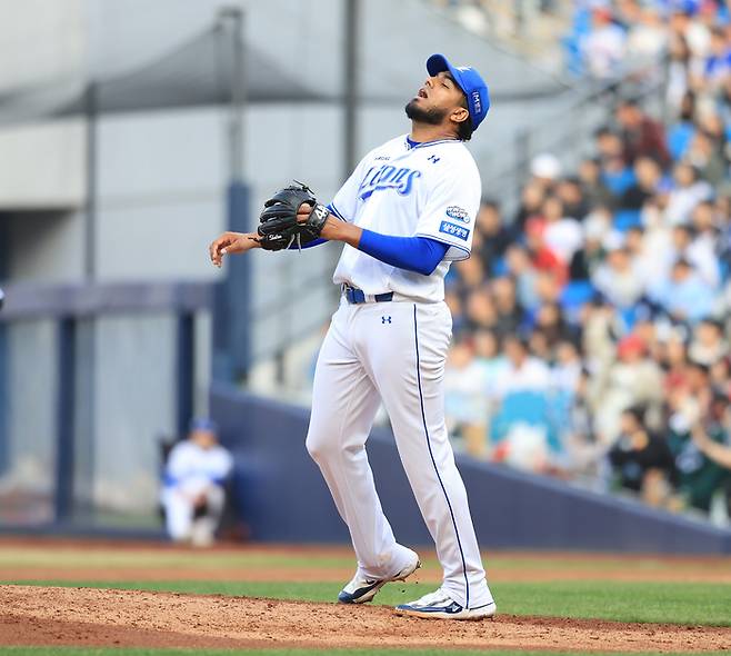 삼성 레예스가 30일 대구삼성라이온즈파크에서 열린 2024 KBO리그 SSG전에서 3회초 적시타를 허용한 후 아쉬워하고 있다. 사진 | 삼성 라이온즈