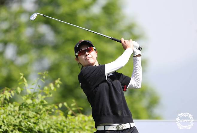 이정민이 크리스에프엔씨 제46회 KLPGA 챔피언십 4라운드 2번홀에서 티샷을 하고 있다. 사진 | KLPGA