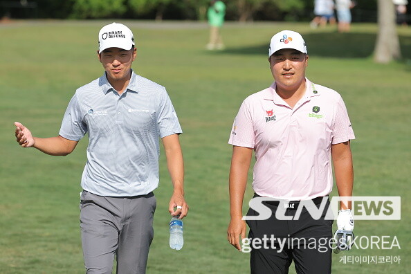 미국프로골프(PGA)투어 2인조 대회인 취리히 클래식에 함께 출전한 마이클 김(왼쪽)과 이경훈. 사진┃게티이미지코리아