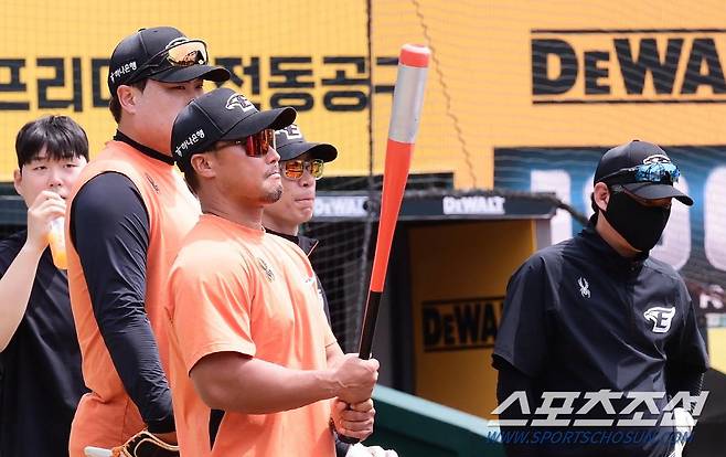 동료들의 타격을 지켜보는 류현진, 정경배, 김재걸, 강동우 코치.