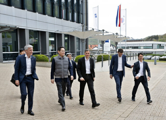 26일(현지 시간) 이재용 삼성전자 회장이 독일 오버코헨 ZEISS 본사를 방문한 뒤 이동하는 모습(사진=삼성전자)