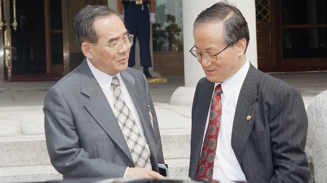 지난 1998년 9월 14일 한 · 미 외무장관 회담 결과를 보고하기 위해 청와대에 들른 홍순영 외교통상부 장관(오른쪽)이 임동원 외교안보수석과 북한의 미사일 발사 문제와 관련, 향후 대책을 협의하고 있다./연합뉴스