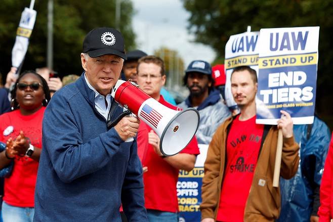 조 바이든 미국 대통령이 2023년 9월 26일 미국 미시간주 디트로이트 인근 GM 사업장을 찾아 파업 중인 전미자동차노조(UAW) 조합원들에게 지지 의사를 표했다. /조선DB