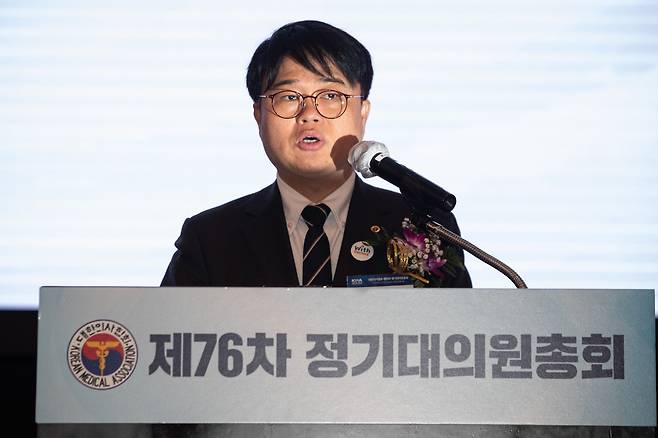 임현택 대한의사협회장 당선인이 28일 서울 서초구 더케이호텔에서 열린 대한의사협회 제76차 정기대의원총회에서 인사말을 하고 있다. /뉴스1