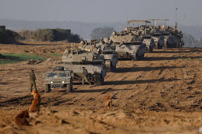 가자지구 지상작전에 투입됐던 이스라엘군 험비 호송차량과 탱크, 장갑차들. /로이터