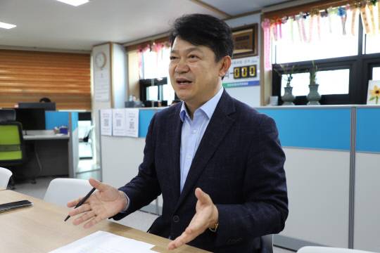 복기왕 더불어민주당 충남아산갑 당선인이 선거사무실에서 대전일보와 인터뷰를 하고 있다. 박하늘 기자
