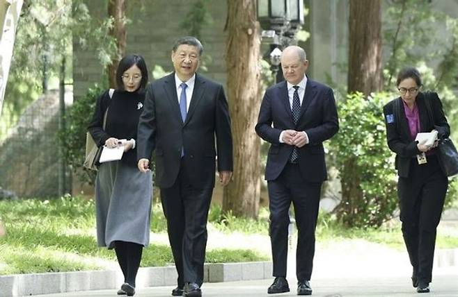 시진핑 중국 국가주석(왼쪽 두번째)과 올라프 숄츠 독일 총리(오른쪽 두번째)가 지난 16일 베이징 댜오위타이 국빈관에서 나란히 산책하고 있다. ⓒ EPA·신화/연합뉴스