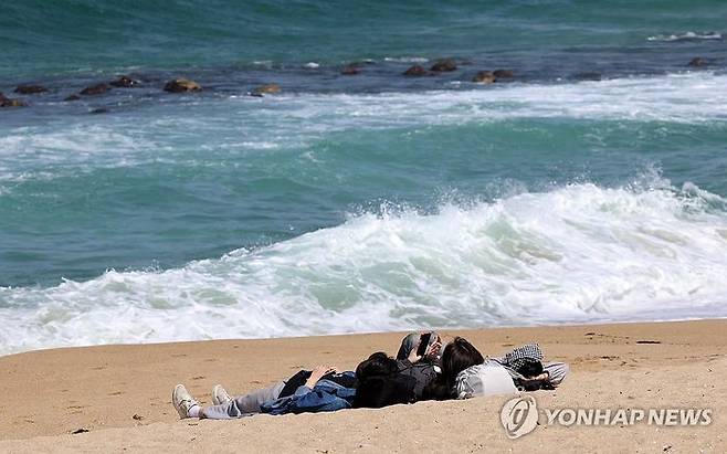 낮 최고기온이 30도까지 올라간 28일, 강원도 강릉 강문해변 백사장에서 관광객들이 휴식을 취하고 있다.ⓒ연합뉴스
