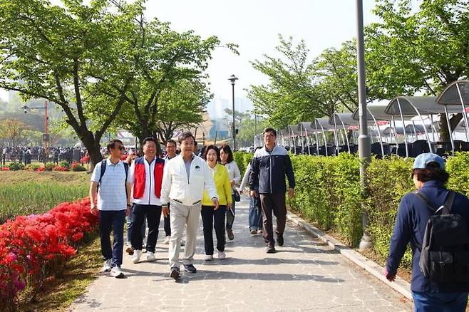 김성제 의왕시장이 '부곡동 한마음 걷기대회'에 참가하고 있다. ⓒ의왕시 제공