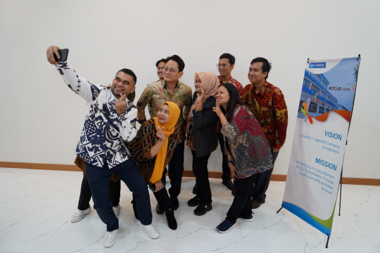 방경만 KT&G 사장이 인도네시아 현지 직원들과 기념사진을 촬영하는 모습. KT&G 제공