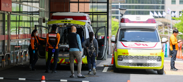 의과대학 정원 증원안을 둘러싼 정부와 의료계의 갈등이 계속되는 가운데 17일 서울 시내 한 대형병원 응급실 앞에서 한 환자가 구급차에 탄 상태로 대기하고 있다. <연합뉴스>