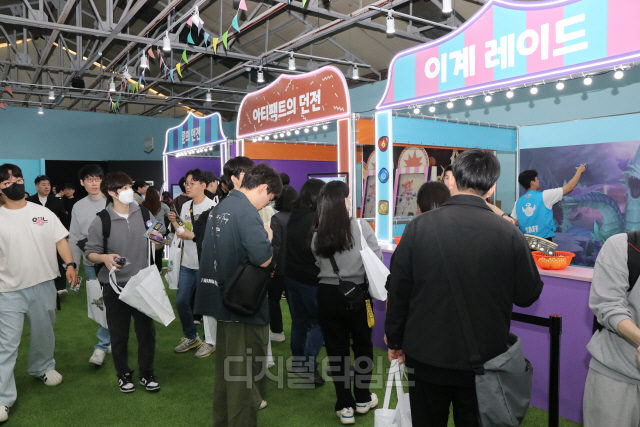 컴투스가 27~28일 서울 성수에서 개최한 '서머너즈 페스티벌'에서 이용자들이 체험 이벤트에 참여하고 있다. 컴투스 제공