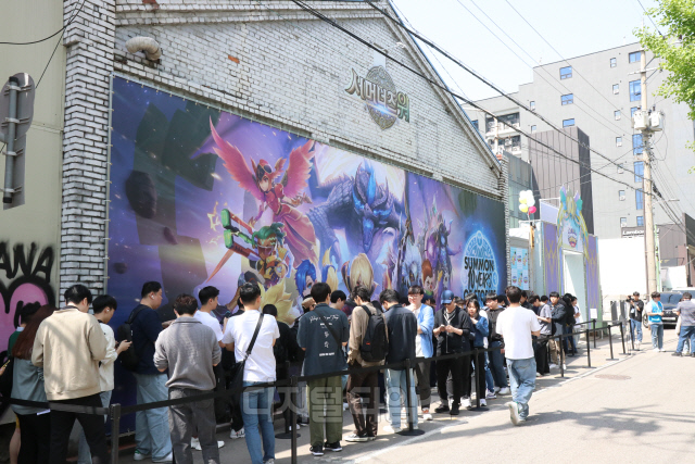컴투스가 서울 성수에서 개최한 서머너즈 페스티벌에서 이용자들이 줄을 서서 대기하고 있다. 컴투스 제공