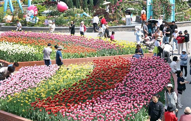 일요일인 28일 경기도 고양시 일산 호수공원에서 개최된 '2024 고양국제꽃박람회'를 찾은 시민들이 꽃을 바라보며 즐거운 시간을 보내고 있다. 사진=박범준 기자