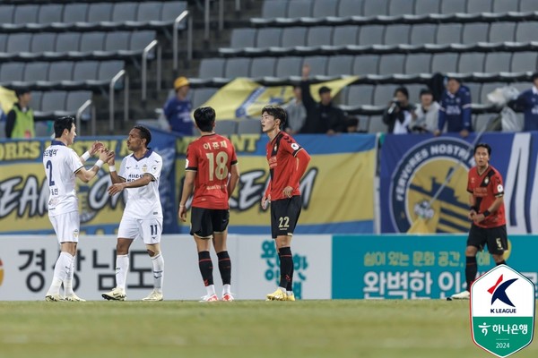 이강희(가운데, 경남FC). 한국프로축구연맹 제공