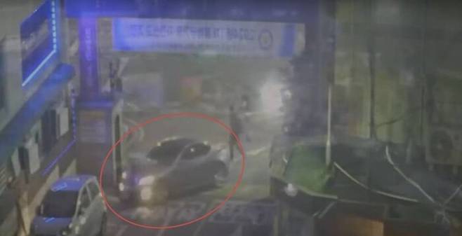 지난 17일 밤 10시께 서울 동작경찰서 정문에서 한 차량이 직진과 후진을 반복하고 있다. ‘서울경찰’ 유튜브 채널 갈무리