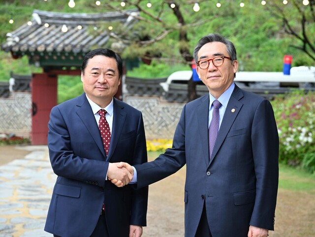 지난 24일 조태열 외교장관(오른쪽)이 방한한 하오펑 중국 랴오닝성 당서기와 서울 시내 한 식당에서 오찬을 하기 전 기념 촬영을 하고 있다. 외교부 제공