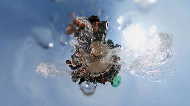 서울 한낮 기온이 28.9도까지 오른 28일 오후 어린이들이 중구 서울광장 분수대에서 물놀이하고 있다. 사진은 360도 카메라로 촬영했다. 김영원 기자 forever@hani.co.kr