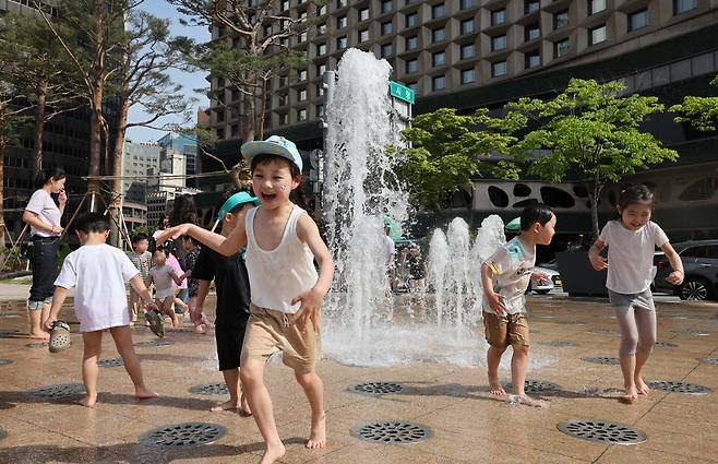 어린이들이 서울광장 분수대에서 물놀이하고 있다. 김영원 기자