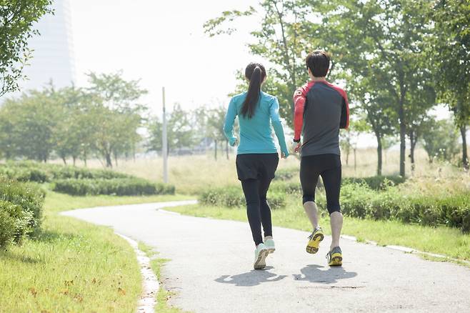 체지방을 줄이는 개념의 '다이어트'는 여성이 남성보다 불리하다. 성별에 따라 다이어트 전략을 다르게 세워야 한다./클립아트코리아