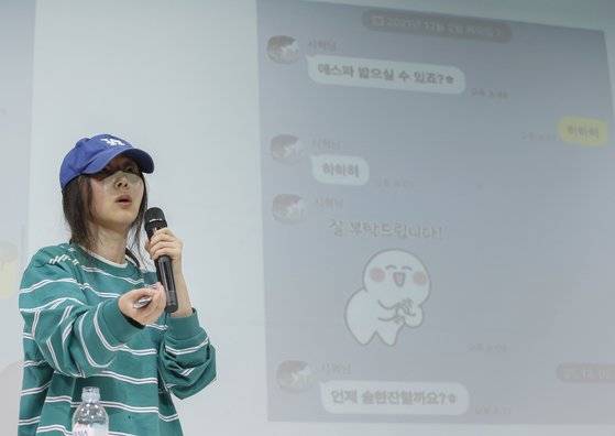 그룹 뉴진스의 소속사 어도어 민희진 대표가 지난 25일 서울 서초구 한국컨퍼런스센터에서 하이브 경영권 탈취 시도와 관련한 배임 의혹에 긴급기자회견을 갖고 방시혁 하이브 의장과 나눈 카톡을 공개하고 있다. 뉴스1
