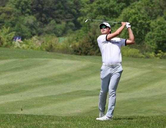 이정환이 27일 KPGA 투어 우리금융 챔피언십 3라운드에서 샷을 하고 있다. 사진 KPGA