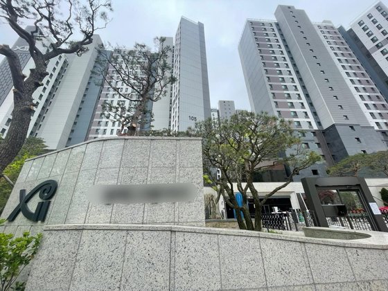 3.3㎡당 가격이 1억원인 서울 서초구의 한 아파트 단지에 품질을 위조한 중국산 유리가 시공된 것으로 나타났다. 연합뉴스