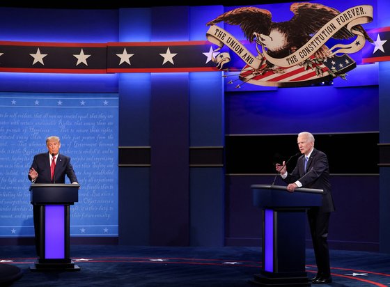 바이든(오른쪽)과 트럼프가 2020년 10월 22일 대선 후보 TV토론을 하고 있는 모습이다. 로이터=연합뉴스