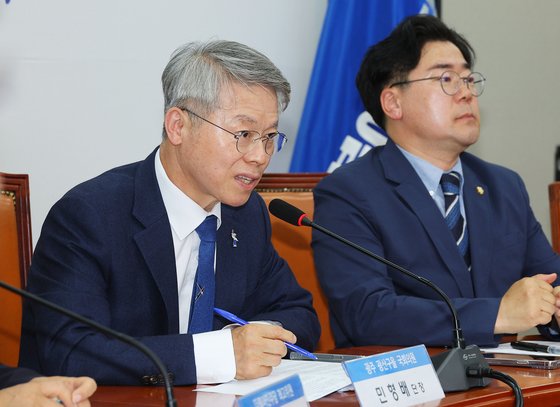 민형배 의원(왼쪽), 박찬대 의원(오른쪽). 연합뉴스