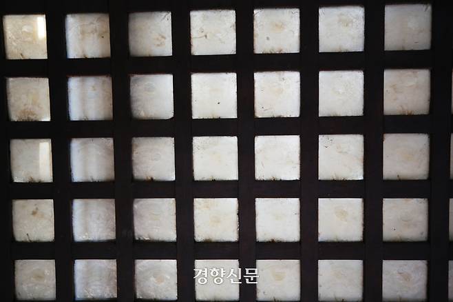 산 아구스틴 교회에 있는 조개껍질을 끼워 만든 창. 이윤정 기자