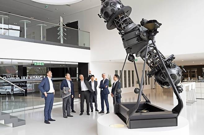 이재용 삼성전자 회장(왼쪽에서 두 번째)이 지난 26일(현지시간) 독일 오버코헨 자이스 본사를 방문해 자이스의 광학 장비를 살펴보고 있다.  삼성전자 제공