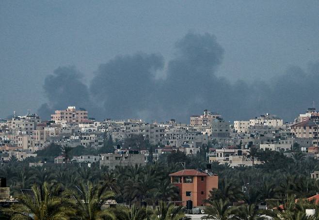 팔레스타인 가자지구 중부 누세이라트에서 27일(현지시간) 이스라엘군 폭격으로 연기가 피어오르고 있다. AFP연합뉴스