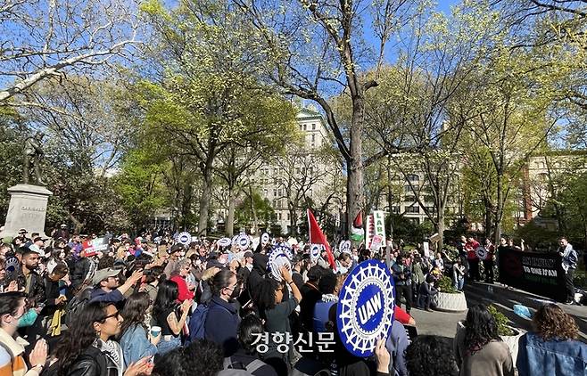 미국 뉴욕 맨해튼의 뉴욕대(NYU) 인근 워싱턴스퀘어공원에서 26일(현지시간) 가자전쟁에 반대하는 집회가 열리고 있다. 뉴욕/김유진 특파원